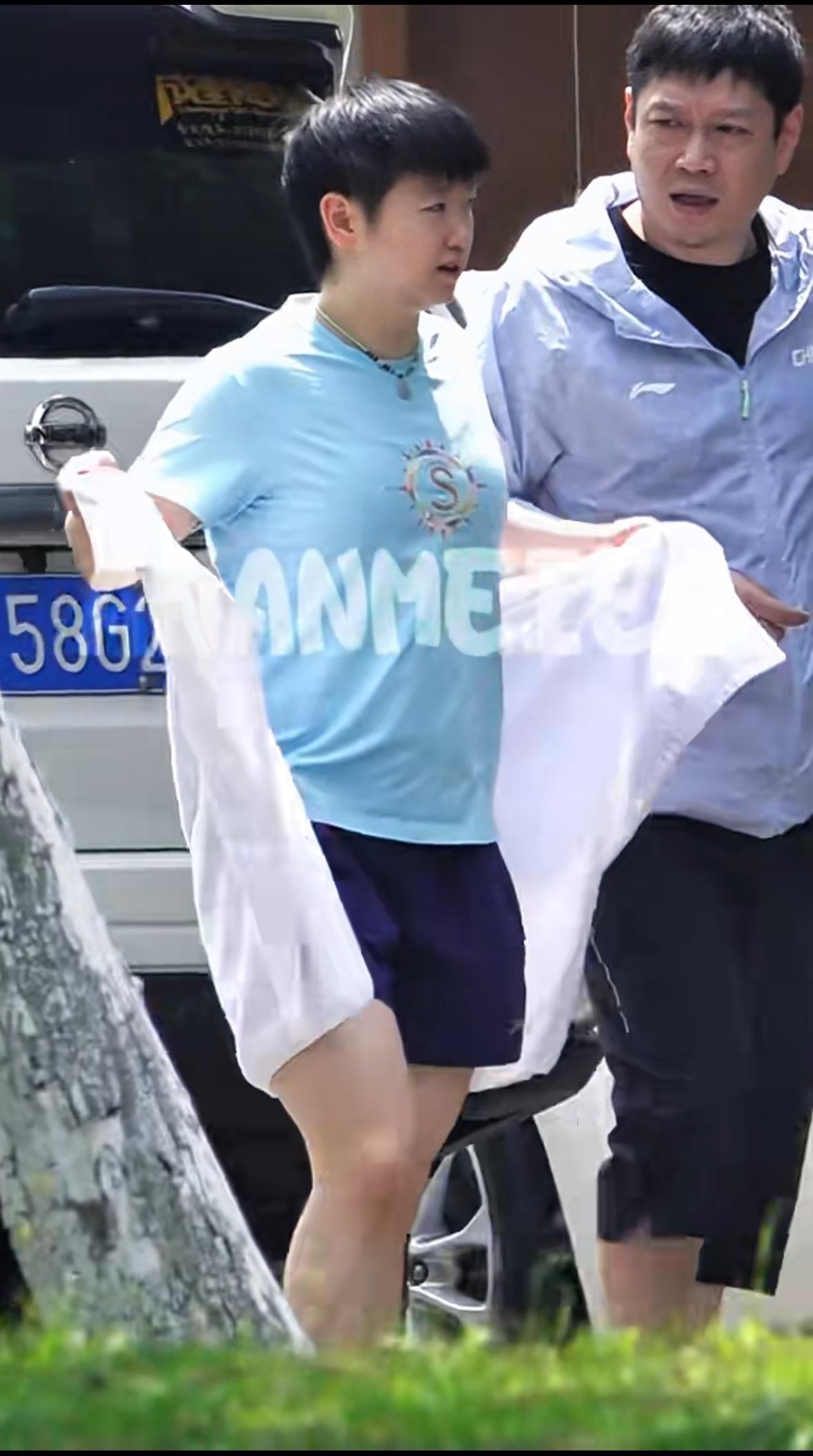 莎莎和邱贻可聊一路，莎莎小话唠！其实和很多人都一起，会有边界感，在邱贻可面前一