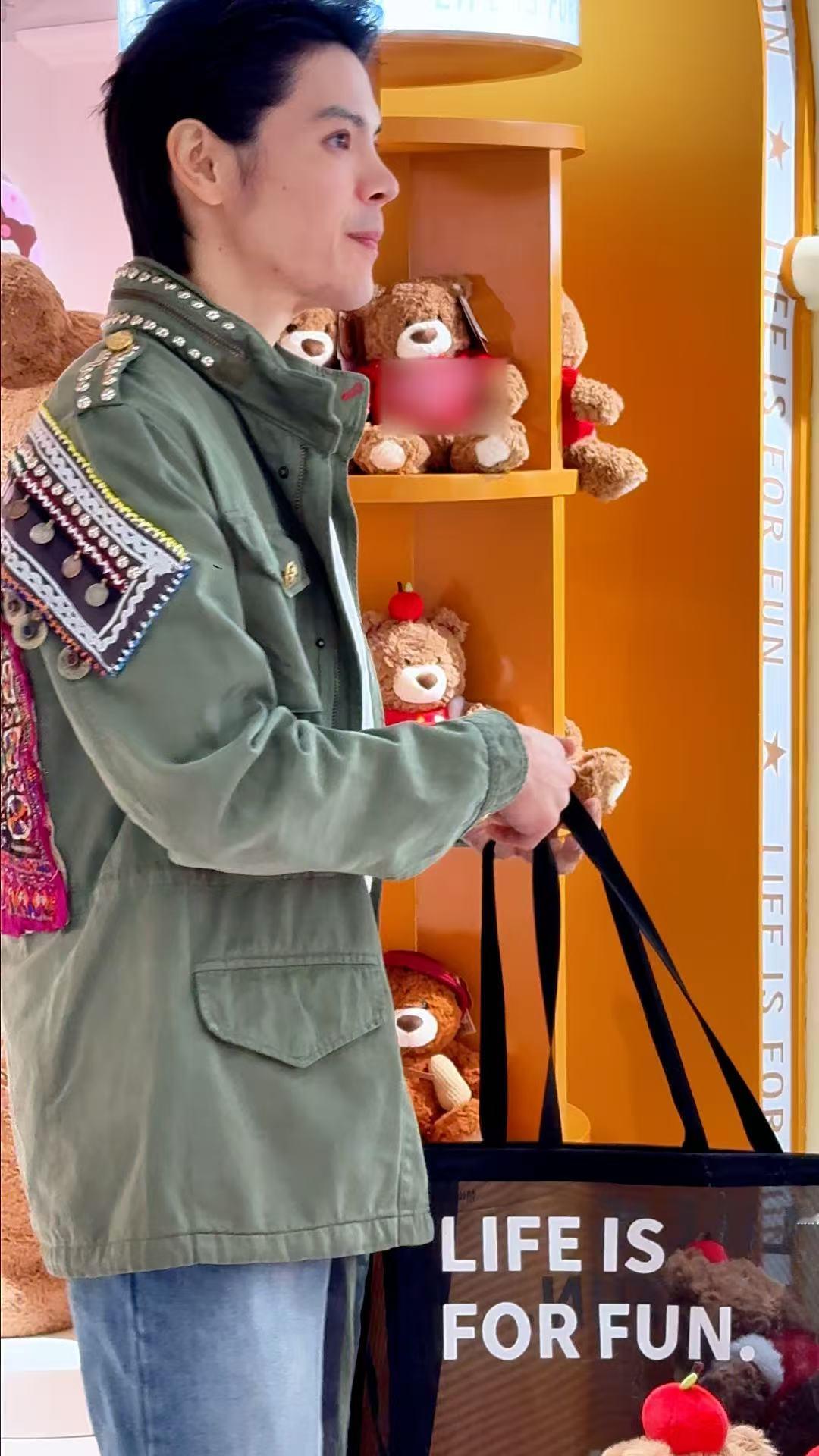 谁懂向佐的反差感！清爽帅哥既视感，宠郭碧婷送巨型猪公仔，还和粉丝互动拆盲盒，这波