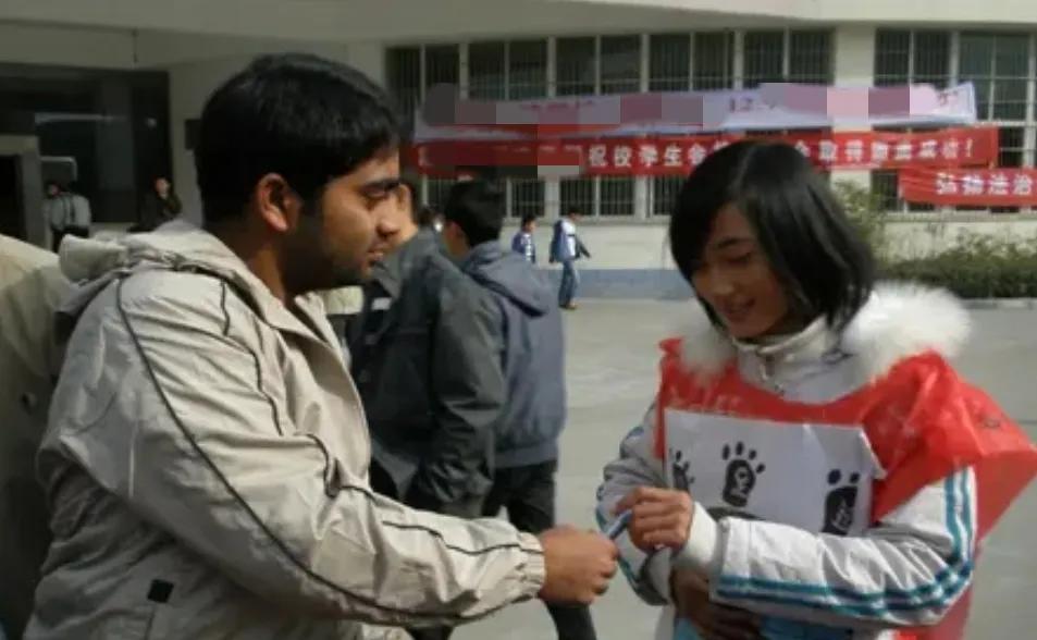 印度达利特到中国留学，机票是请求学校定的，下飞机后，学校就派了人接他到学校，并安