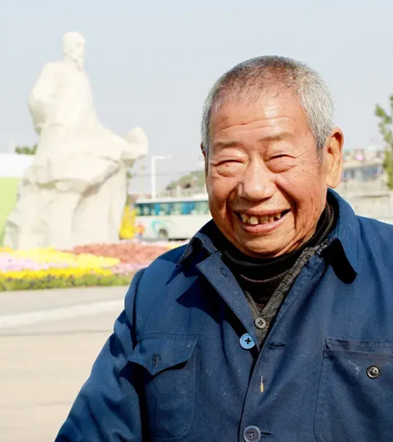 笔者建议，男教师30年教龄，女教师25年教龄，直接晋副高！这里“直接”的意思是
