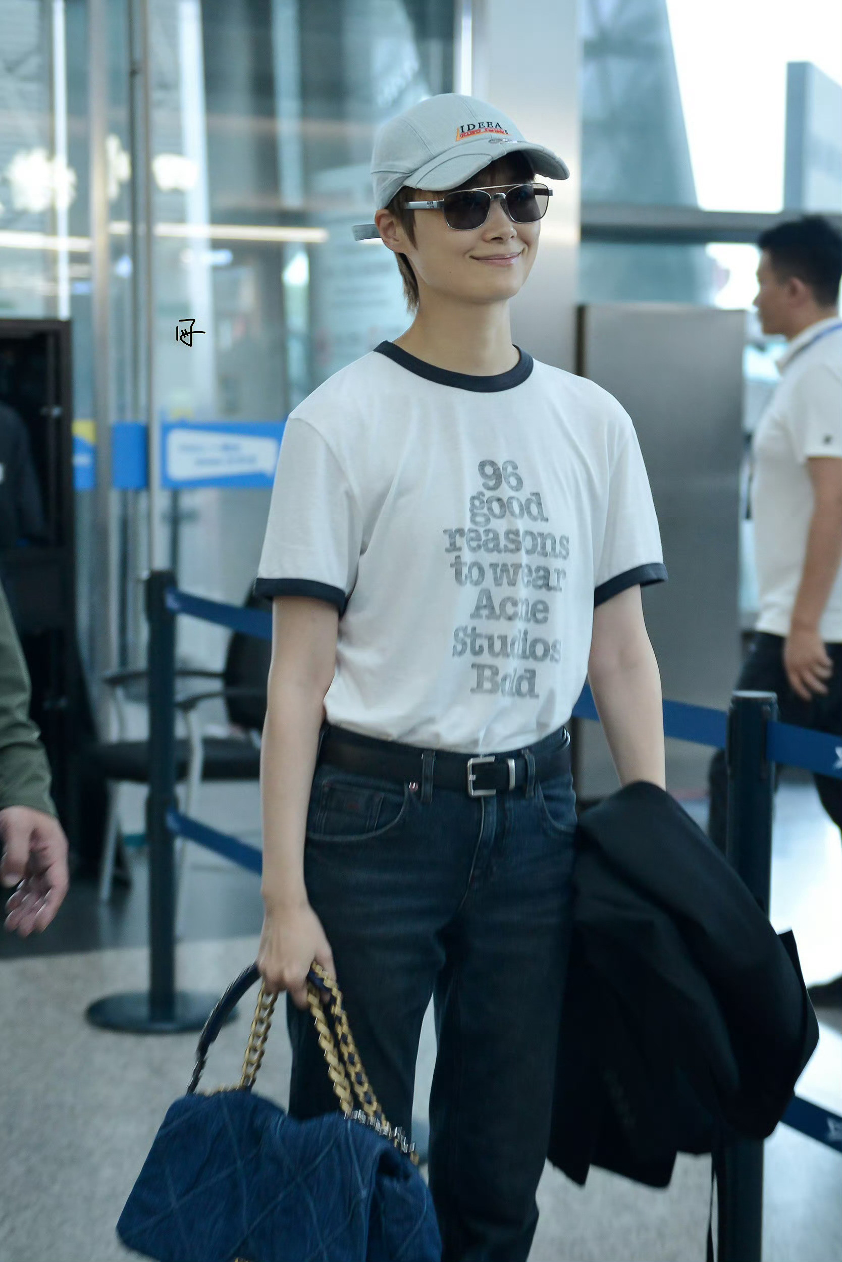 李宇春现在越来越有女人味了！脸小腿长比例好是个淡颜系美女。​​​