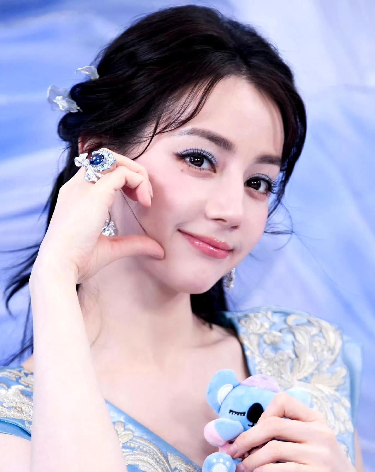 迪丽热巴最新直播活动照片，“人鱼公主”，太美了！热巴状态好好哦，身材也好，真的