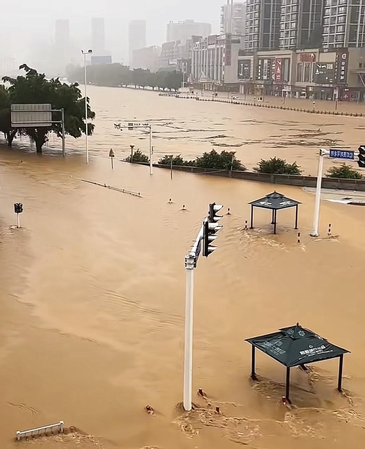 这才下了三天的大雨，广东怀集这样的山区小城都淹成了这样，为什么怀集也会内涝？看