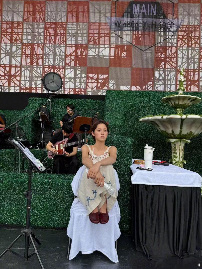 欧阳娜娜演唱会造型欧阳娜娜演唱会出图演唱会直拍出图质感拉满，欧阳娜娜轻纱抹胸裙搭