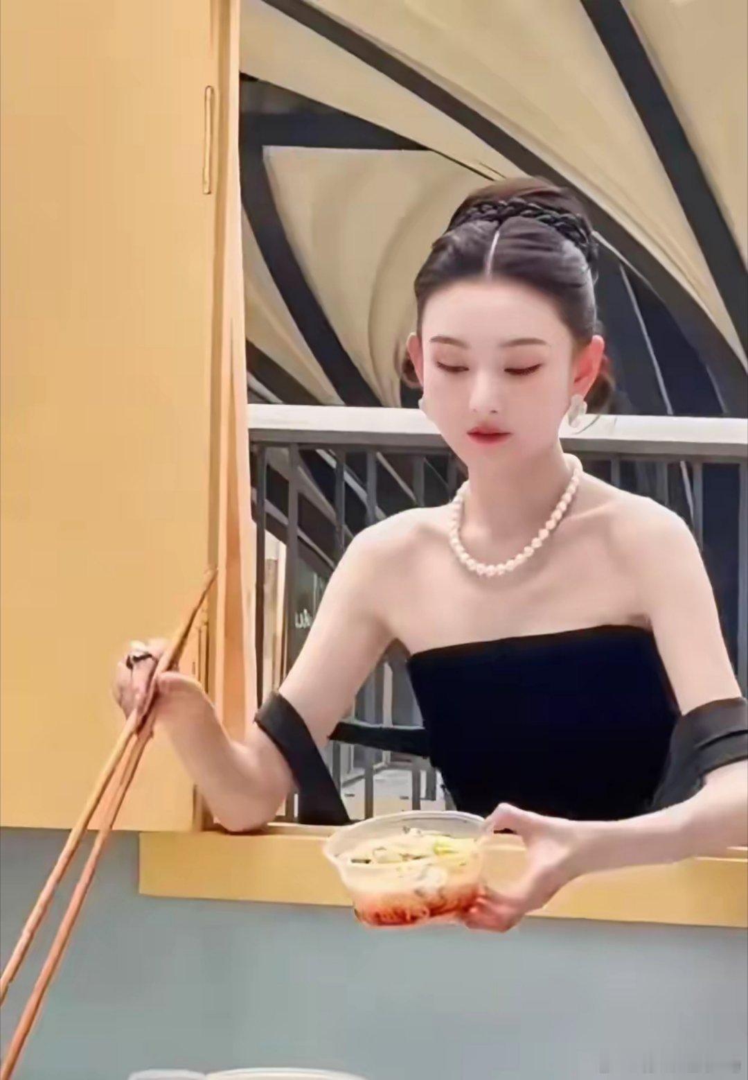 宋祖儿复出首个商务活动瘦归瘦，脸却不凹，真厉害​​​