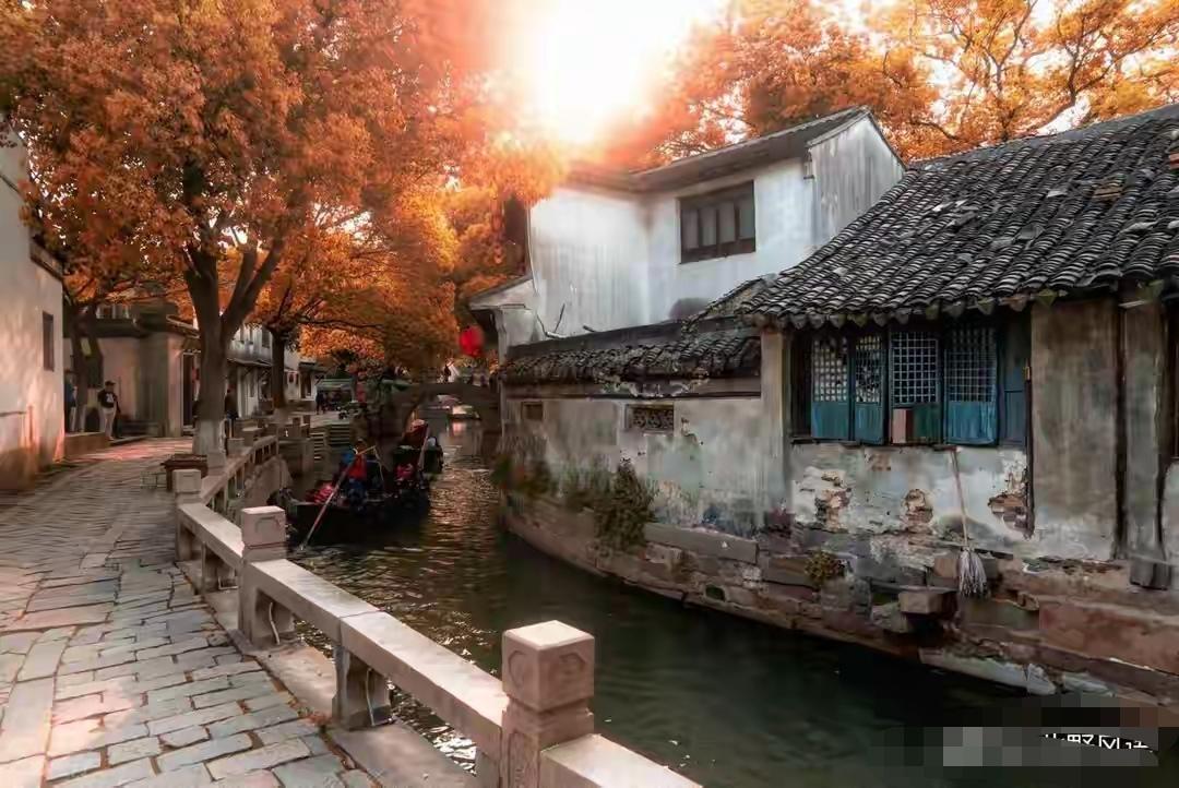 三周前我干了一件大蠢事：周庄、同里、乌镇，一个不落全跑了一遍。门票、住宿、吃饭、