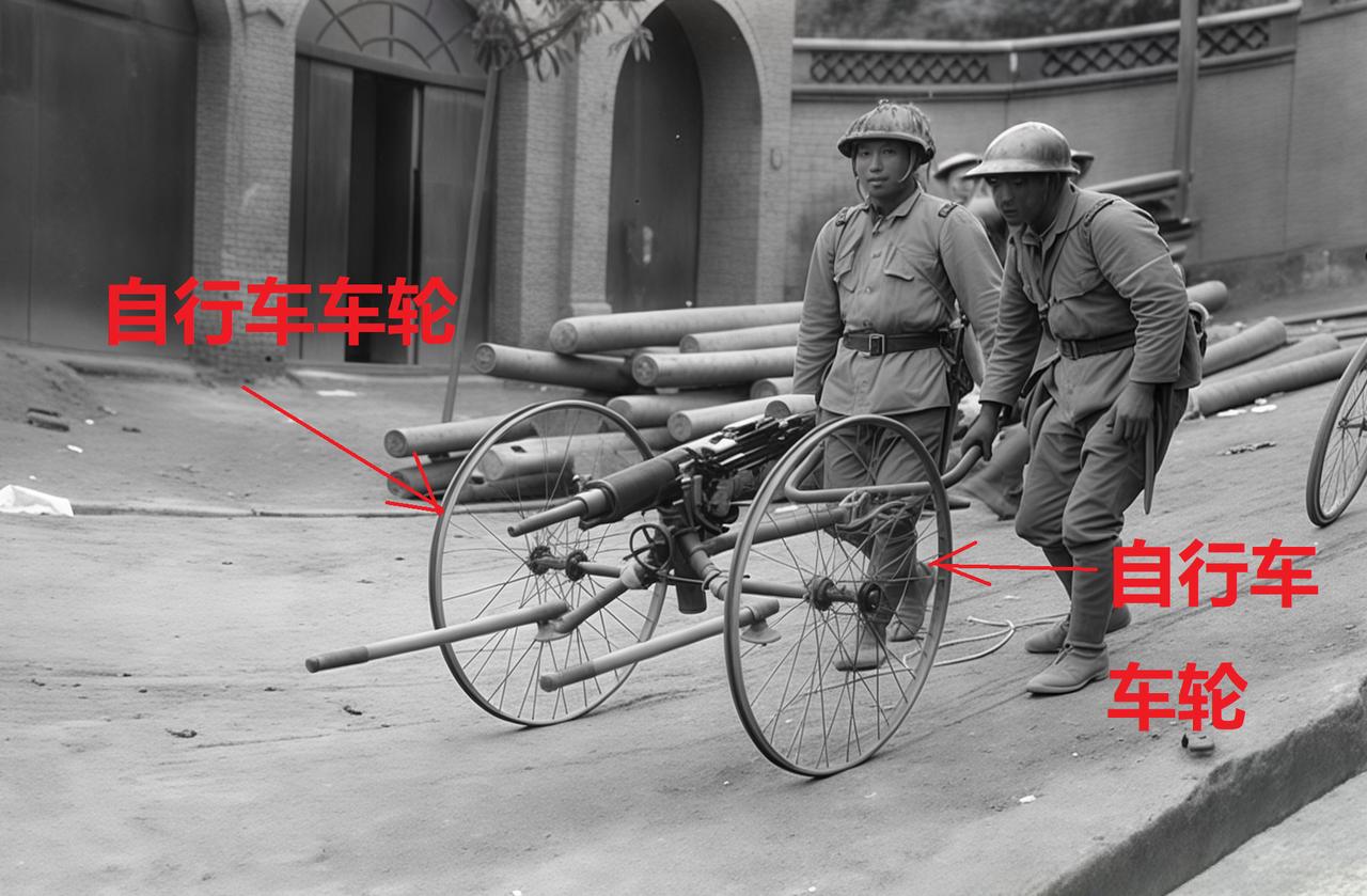 1937年，河北保定县城，两名日军士兵用手推了一挺九二式重机枪入城。令笔者感到比