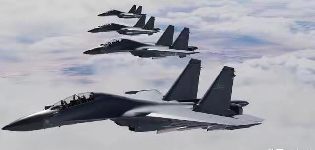 美军10架F-16逼近京津冀外海，中方大批战机围堵，透露出三大信号！敢把刀尖顶到