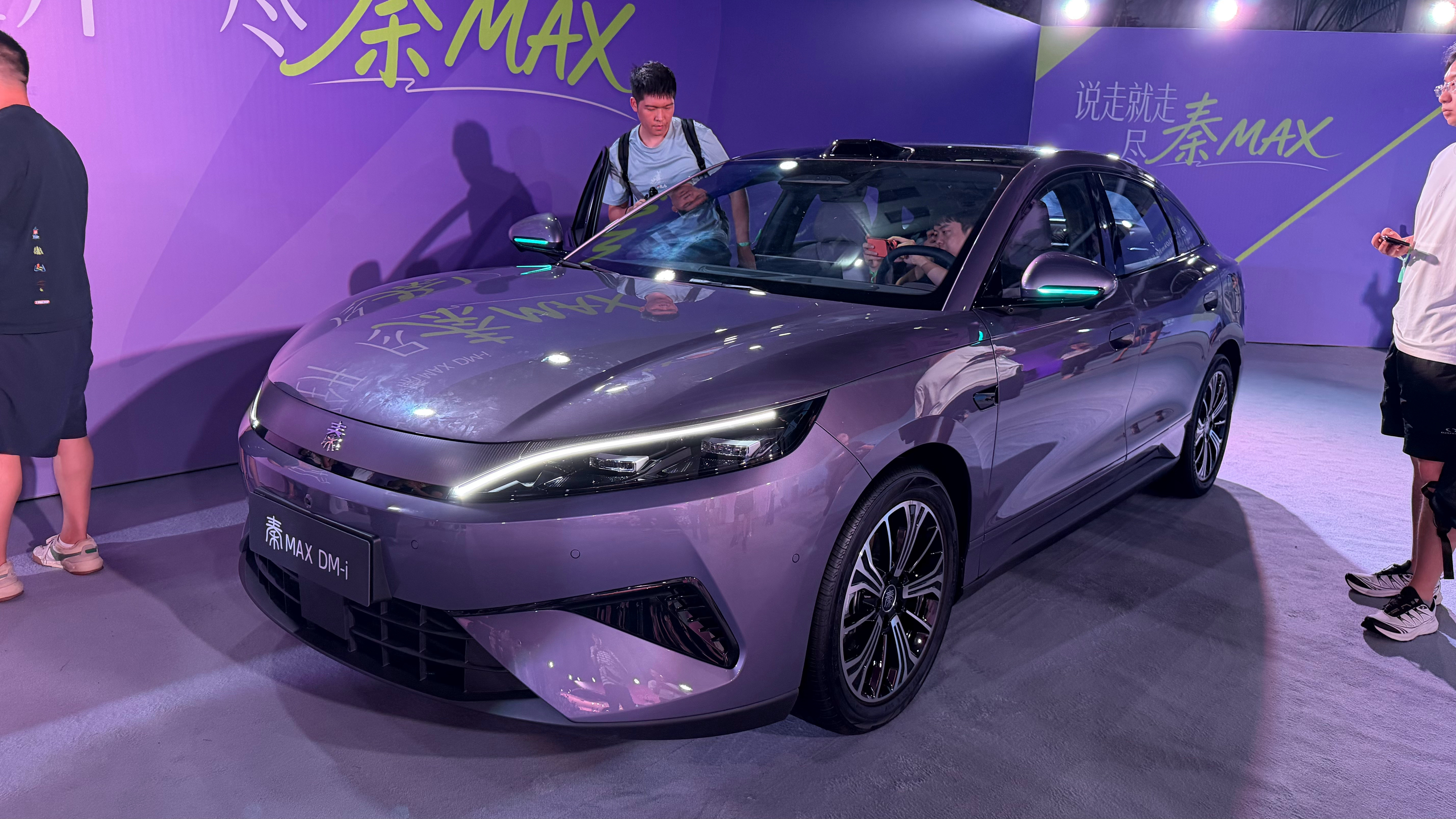 8月13日，比亚迪秦MAX携EV、DM-i双版本正式上市，官方指导价9.99-1