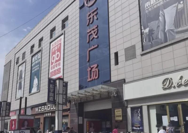 78岁的老大爷，连上网都费劲，却被当成了举报民警的“神秘人”！这剧情，简直比电视