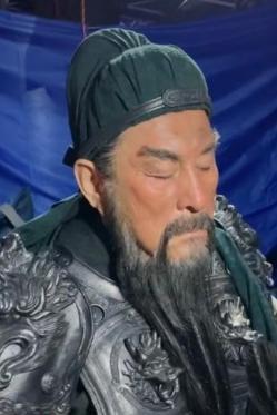 1990年，外出拍戏的“关羽”陆树铭，突然想起窗户没关，当时大雨倾盆，他急忙开着