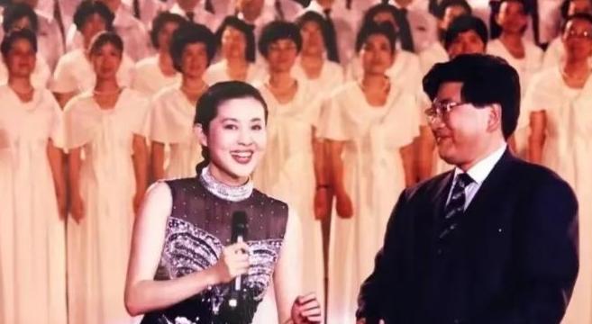 1990年，32岁的倪萍进入央视当主持人，女编导陈雨露一脸不耐烦地说：我们不
