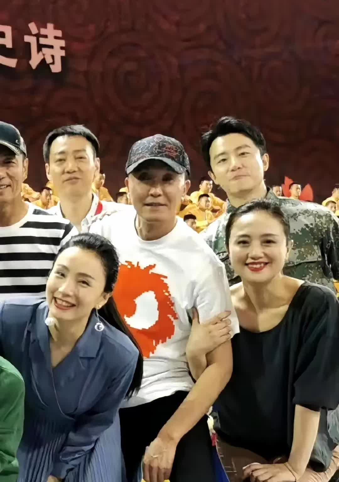 刚刷到一张照片，靳东胆子也太大了吧！辛柏青就在现场，大合影的时候他居然直接趴在朱