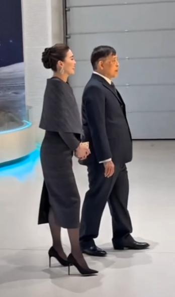 泰国国王夫妇参观航天飞行控制中心，苏提达王后穿时装款套裙，尽显高贵气质！11月1