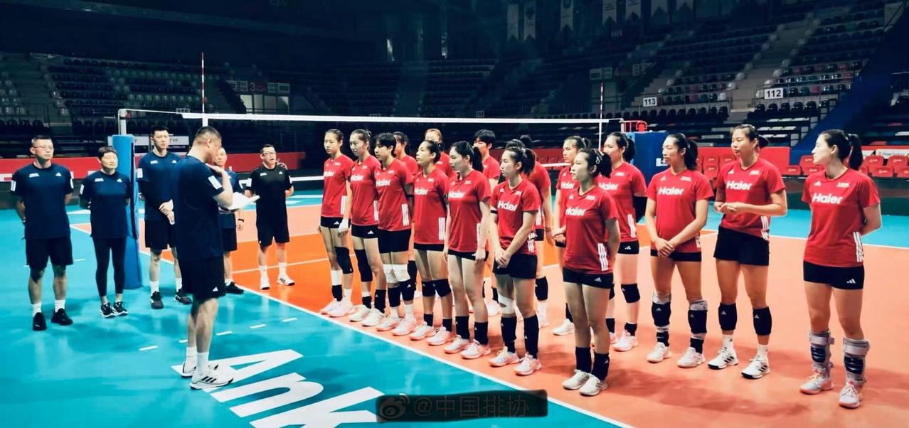董禹含的膝盖伤肉眼可见！6/15晚间，中国排协发布中国女排在第二周土耳其安卡拉站