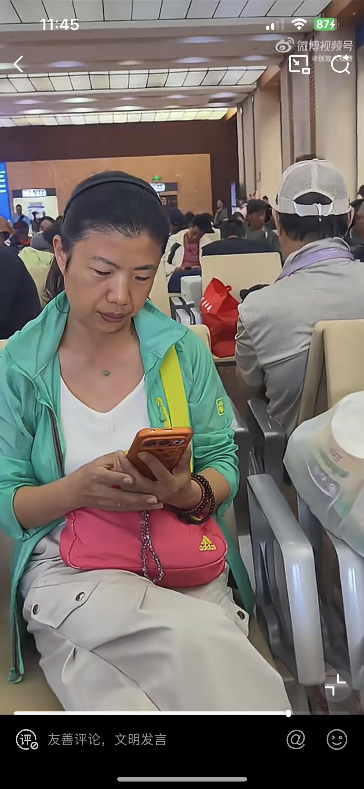 最讨厌那种火车站大包小包占位置的旅客，图中的女子在候车，自己坐了一个位置，旁边大