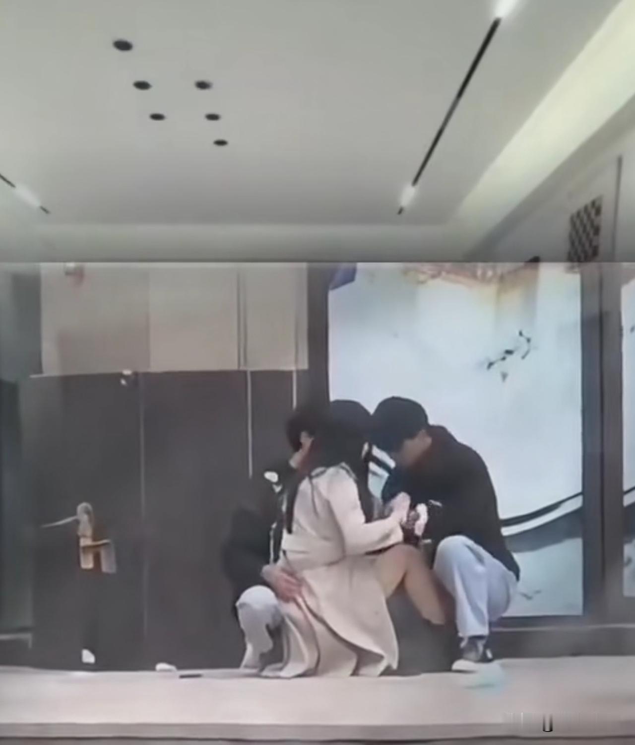 现在年轻人的世界你还懂么？不知是谁家的闺女，这么没教养，这么不知廉耻！评：
