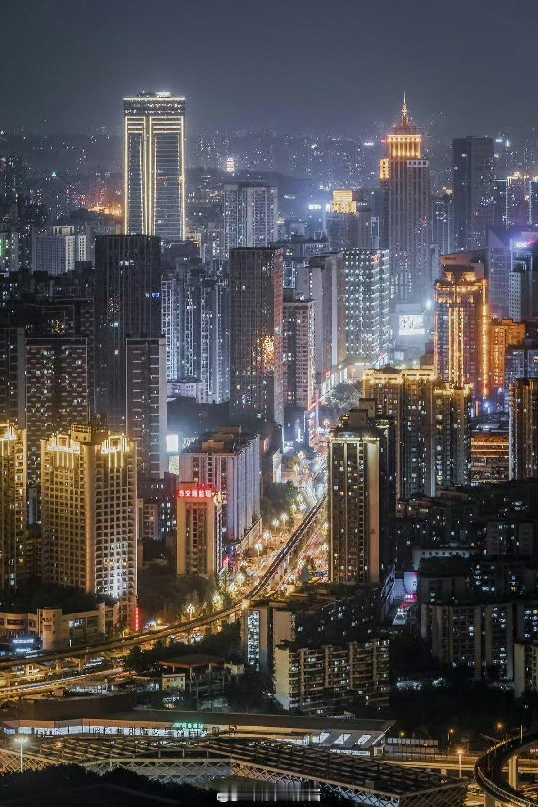 重庆的夜景真不是盖的重庆的夜景真的太美了，璀璨的灯光交相衬映，让人沉浸在美丽的