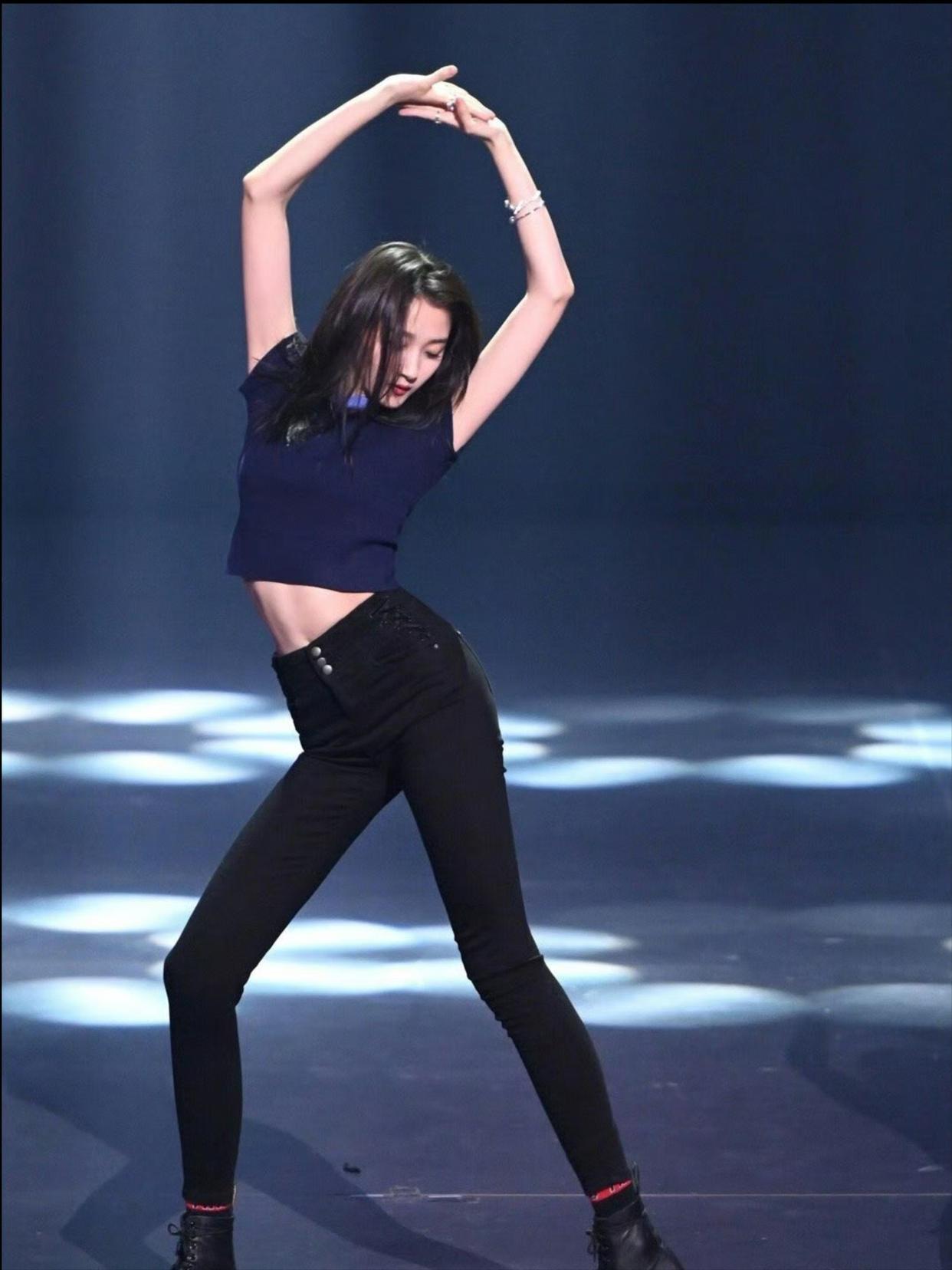 关晓彤是真不适合唱歌跳舞，看着怪怪的