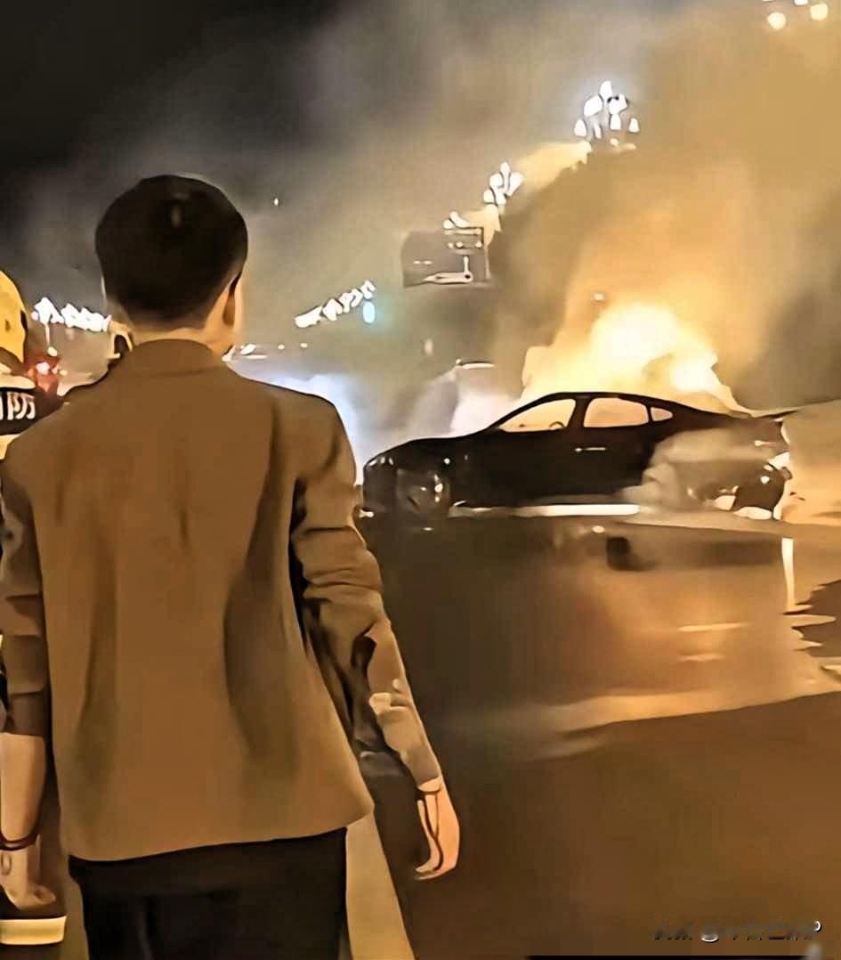 凌晨三点半，车门锁死，血手静立，谁该负责？2025年10月13日凌晨，成都天
