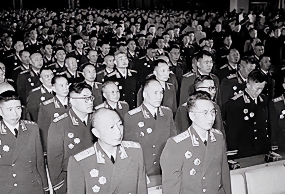 1955年，授勋前夕，叶剑英元帅检查授勋人员名单时，突然面色一沉，指着上面两个人