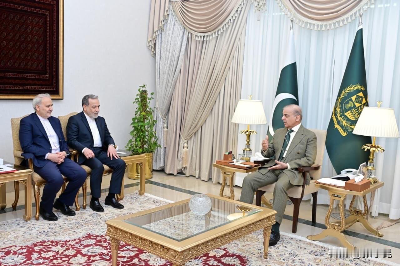 巴基斯坦总理夏巴兹·谢里夫25日晚发文说：“今日在伊斯兰堡，有幸会见伊朗外交部长