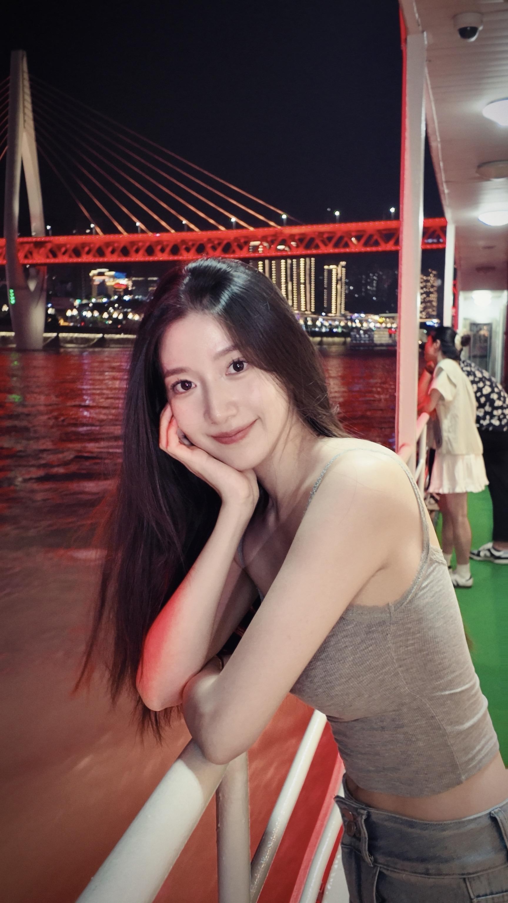 不夸张 洪崖洞有一亿人。