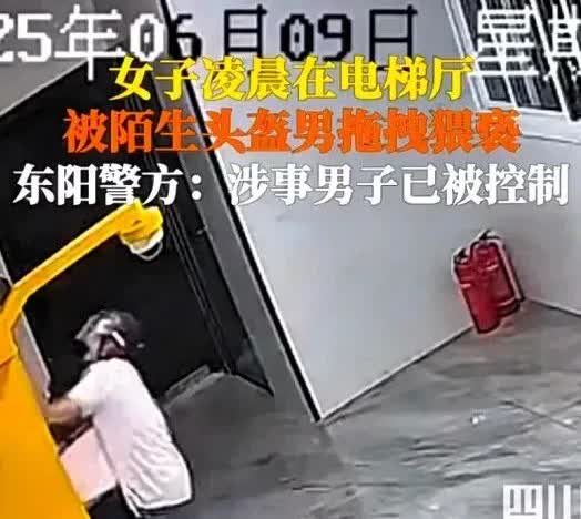 这段发生在浙江东阳电梯前的视频在网络上引发了不小的轰动。深夜，女孩遭到了一名