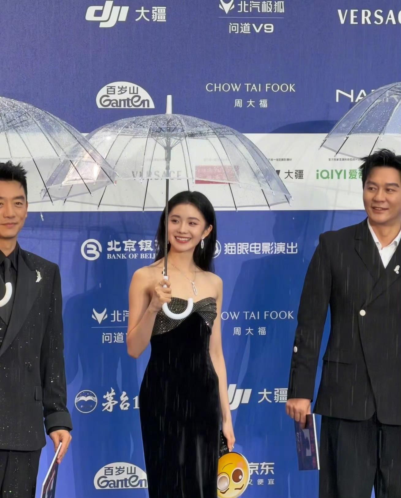 刘浩存好美存妹子雨中撑伞的神图！笑起来真好看！这么甜这么美！