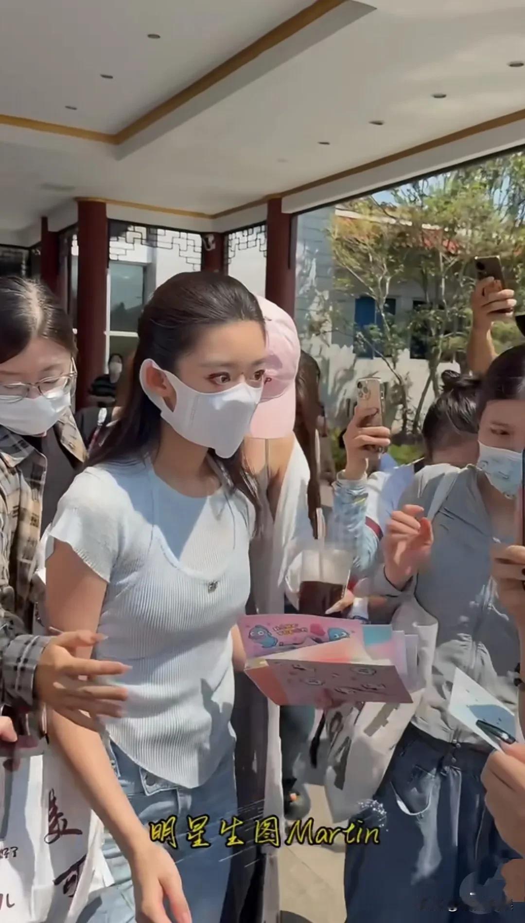 黄杨钿甜这是吃一堑长一智呀！黄杨钿甜之前的事还没下文，又出来拍戏了。她一出来，