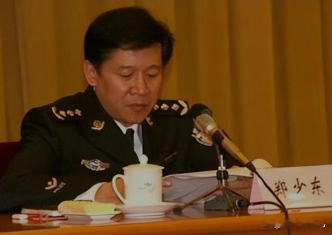 2009年，曾被称作警界少帅的公安部原部长助理郑少东落马，调查揭开他奢靡生活，日