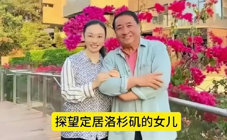 75岁的姜昆老师现身美国，探望定居洛杉矶的女儿。还和众多友人相聚一堂，更是在席间