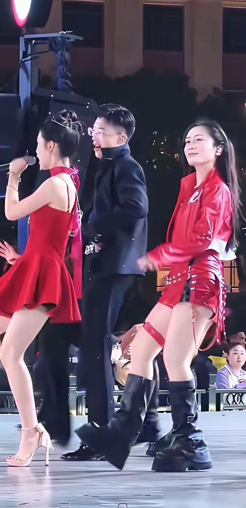 郭有才真是走上了人生巅峰……一场直播下来就卷走百万……也不知道和他一起伴舞的李佰