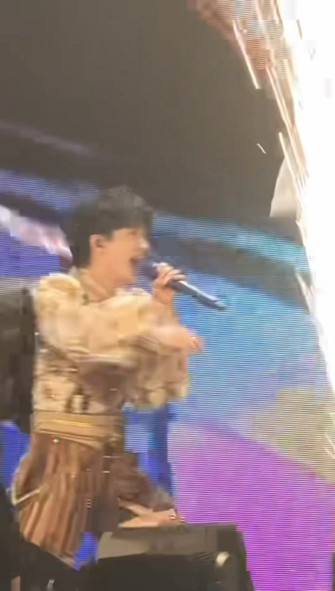 周深演唱会现场有人扯面到底从哪里开始周深的《好运来》舞台变得越来越抽象了，重庆
