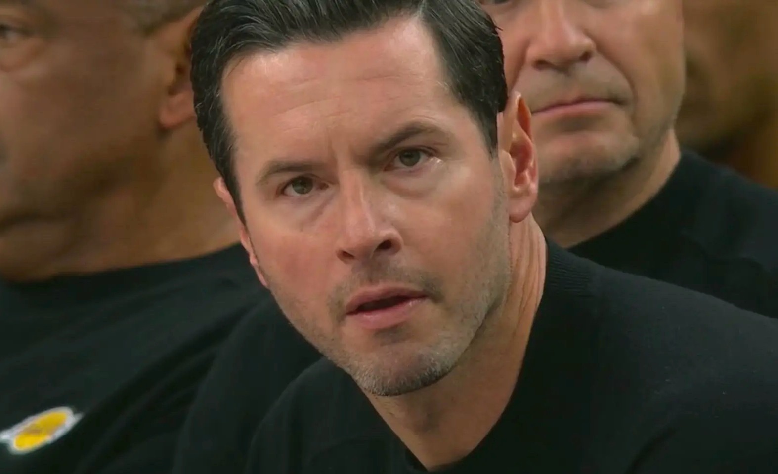 记者：“第三节中段主力都被换下，你是第一个下场的，那时你有什么感受？”艾顿：“其