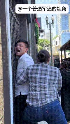 美国人拍摄到ICE抓捕非法移民的场面，这名非法移民貌似不会英语，尽管其拼命挣扎，