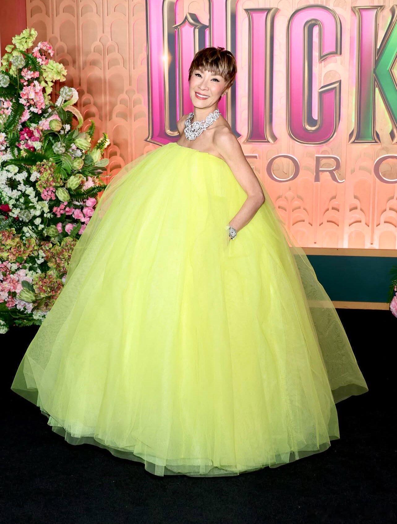 杨紫琼身穿Givenchy2026春夏系列黄绿色礼服搭配Mikimoto高级珠