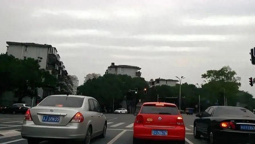 前车故障堵路口, 后车压实线变道被扣3分?