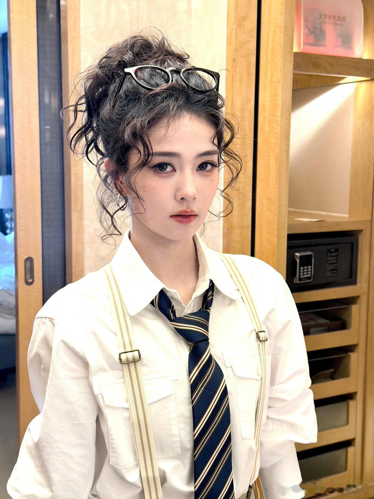 1.王鹤棣最近一直在紧盯网络上的舆论，他那帮特别爱吹捧他的嘻哈兄弟也闭麦了，没人