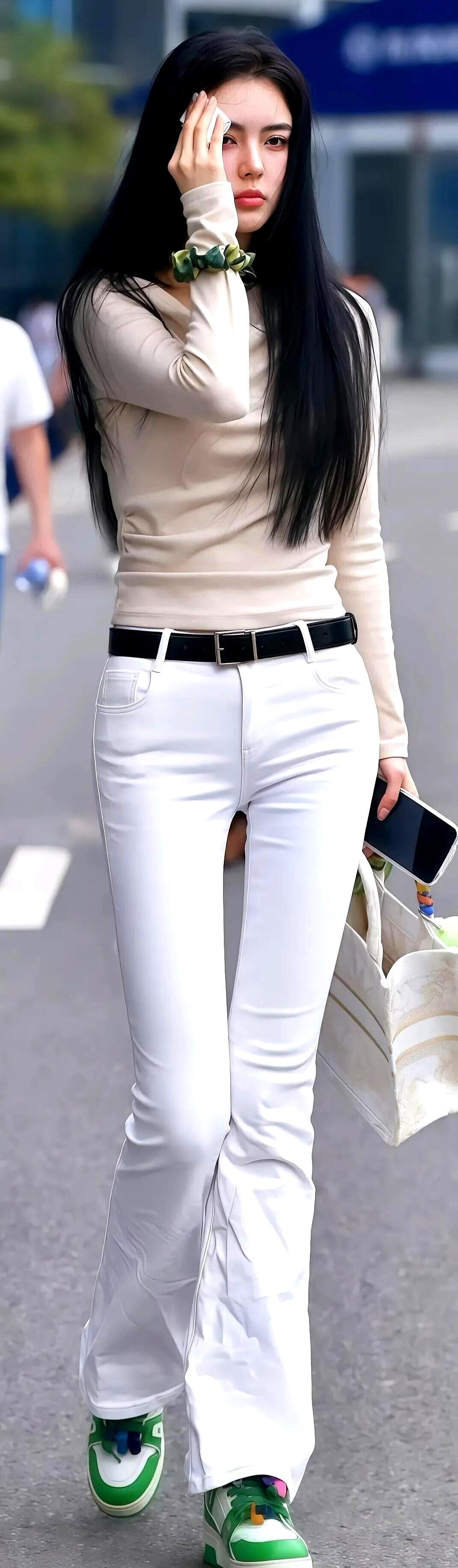 冬天别把自己裹成粽子。三件就够：杏色加绒V领衫，绒在内，V领把脖子拉长三厘