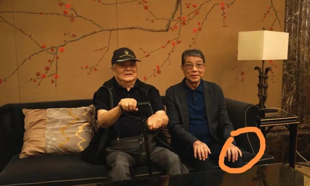海港教父徐根宝开始带智能手环监测身体！作为海港球迷真的很担心徐根宝的身体！根据上