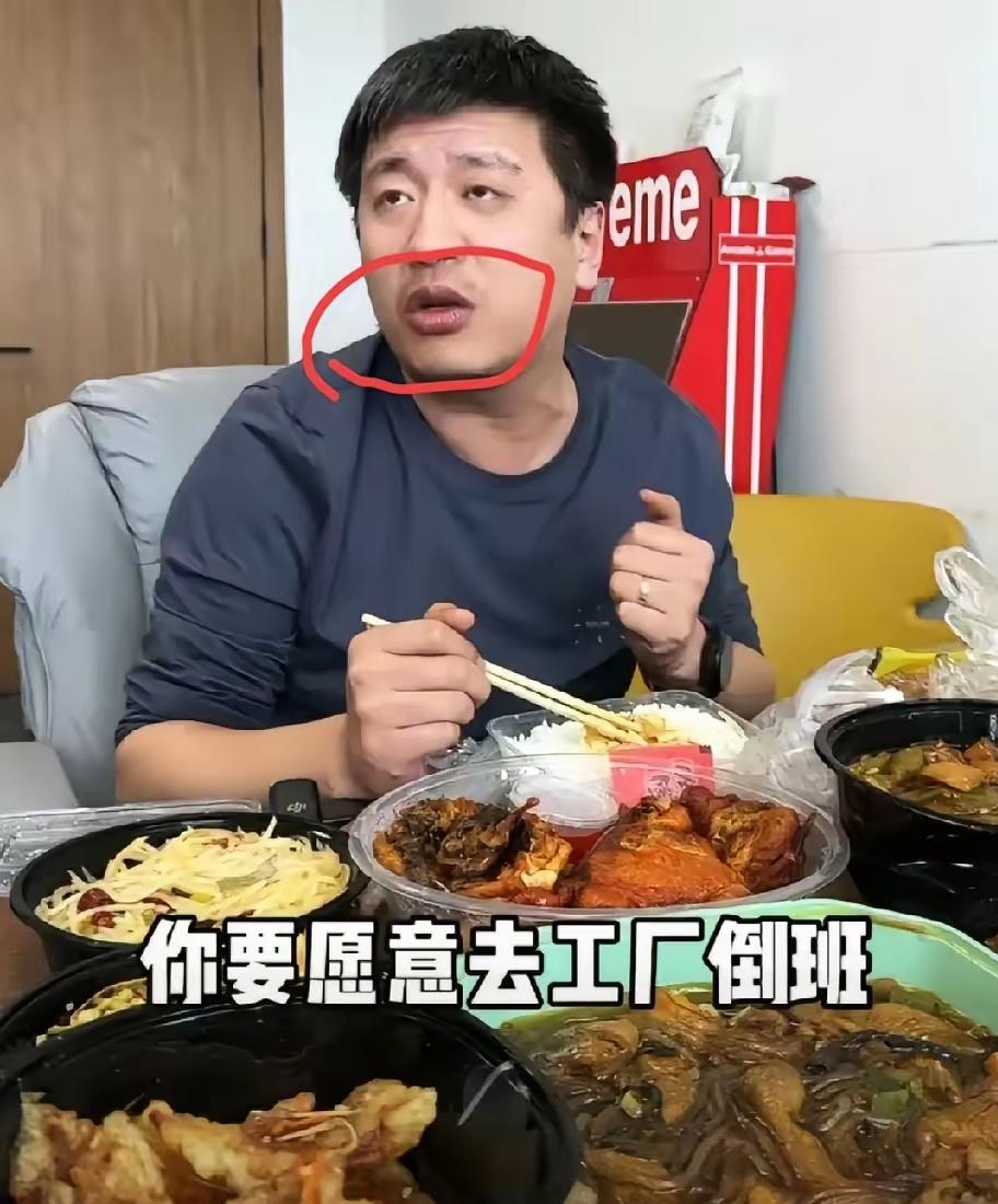 看到张雪峰离世的消息，心里猛地一沉，之前看他直播的画面瞬间涌上心头。当时他边吃