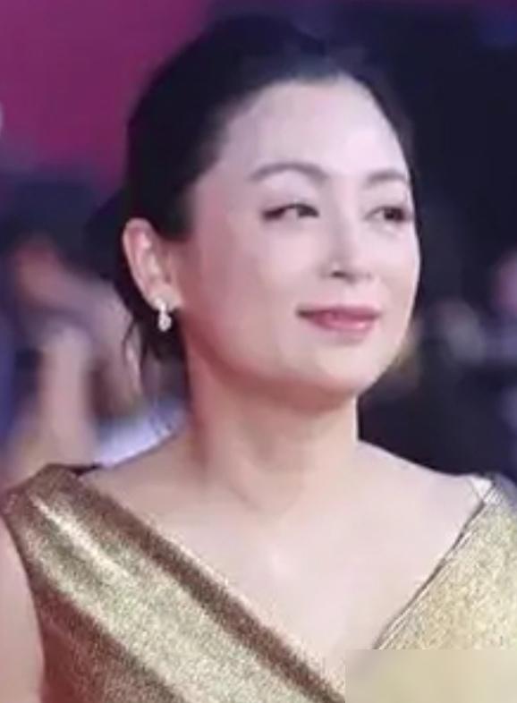 74岁的陈凯歌驼着背侧过身，扯着嗓子听完提问，转头冲着旁边身姿挺拔的女人喊了声老