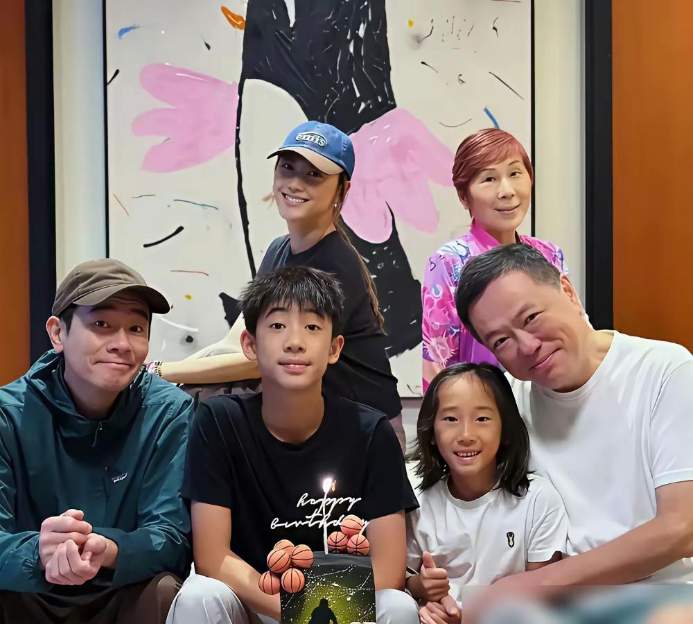 应采儿直播时对着镜头揉太阳穴，说真不敢生三胎，就怕女儿长个陈小春同款脸。弹幕里刷