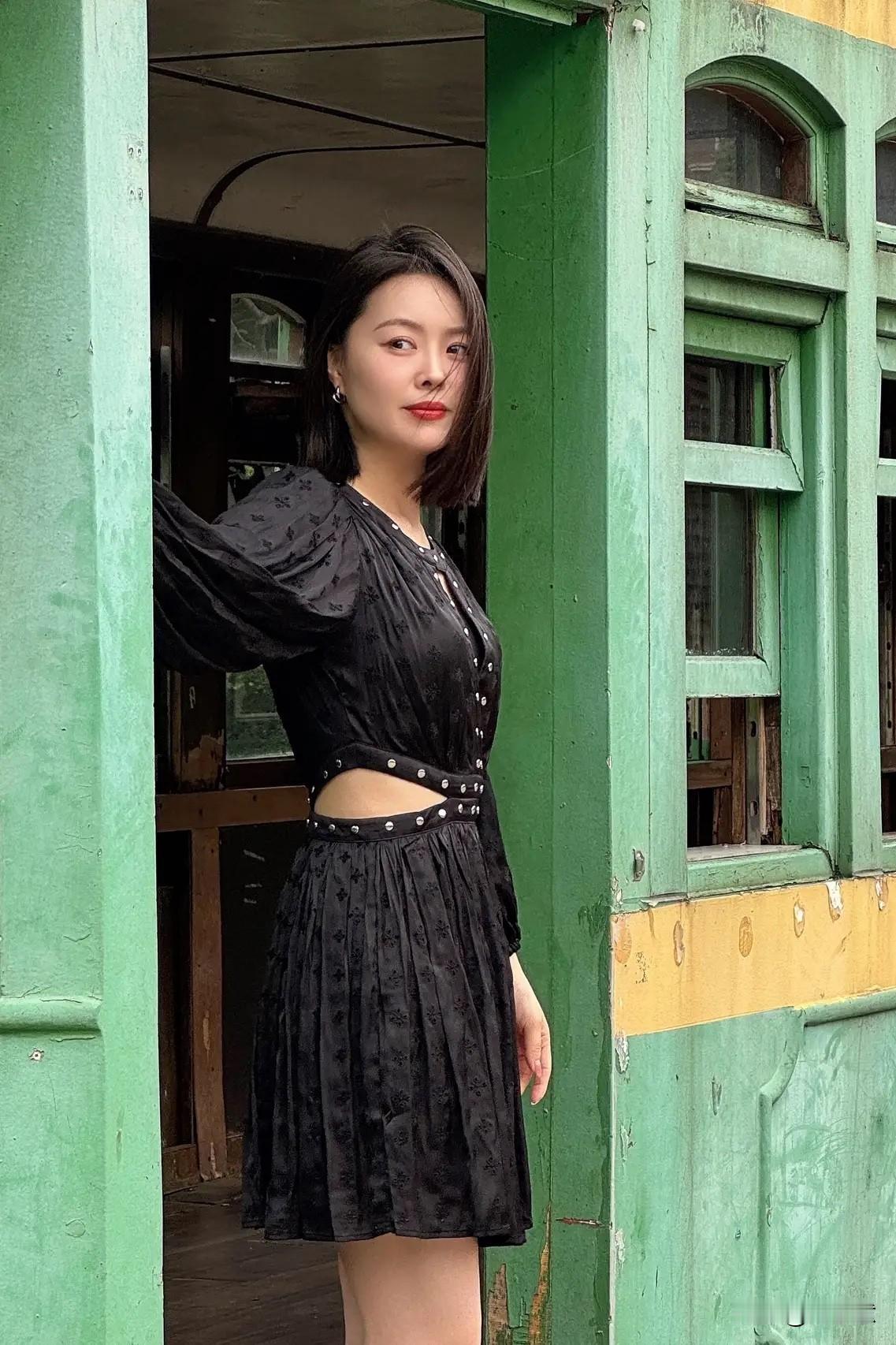 复古风穿搭，黑裙与绿墙的完美搭配