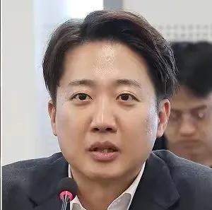 韩国选举，改革新党总统候选人李俊熙一个年轻的政客，一个对自己充满无限遐想的人，一
