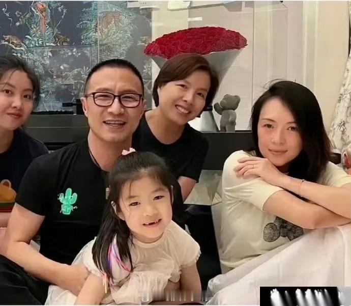 回头重刷章子怡离婚前的公开同框画面，才发现全是被忽略的细节。周围人都对着镜头笑得