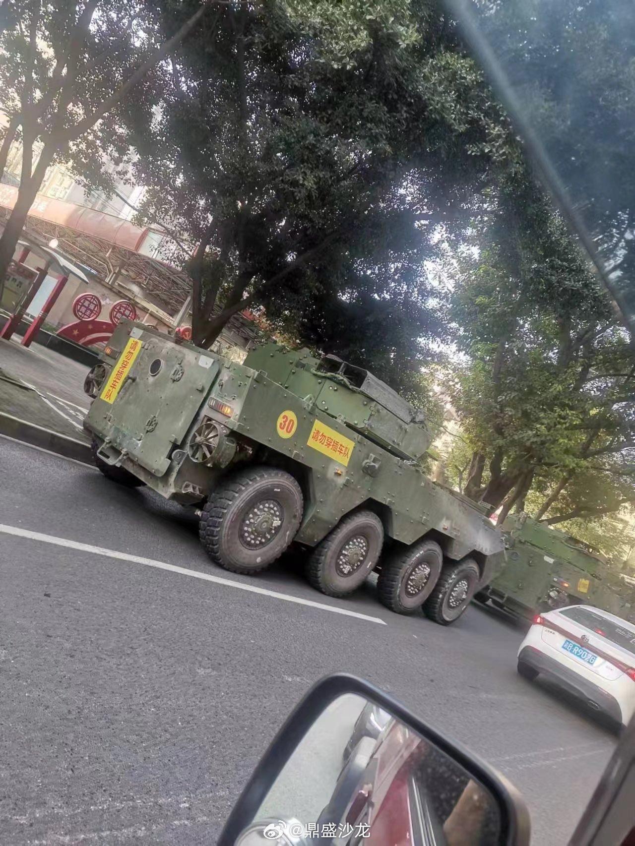 请不要穿插车队，你知道后果吗？你能够看到我的大八轮上的导弹发射筒，为什么空了两个