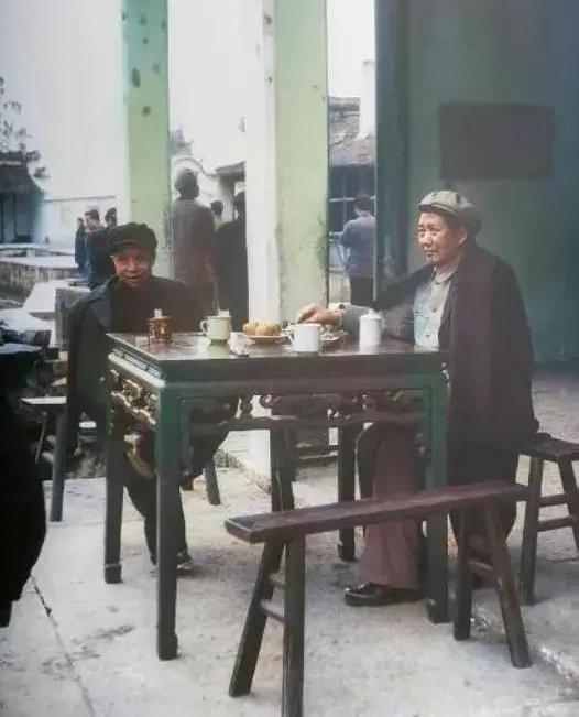 人民领袖，艰苦朴素的典范！简陋的方桌，简单的食物，开心的状态！毛主席“下馆子