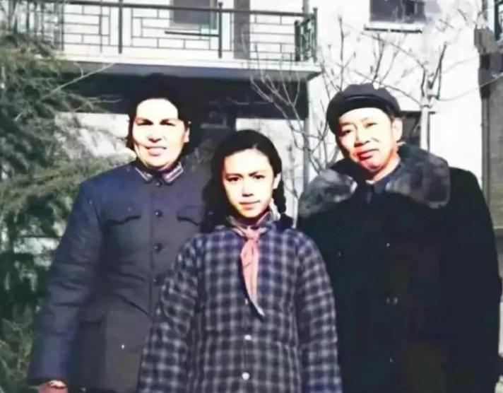 1965年，上海。空军首任司令刘亚楼，在病床前，对他41岁的妻子下了一道命令。不